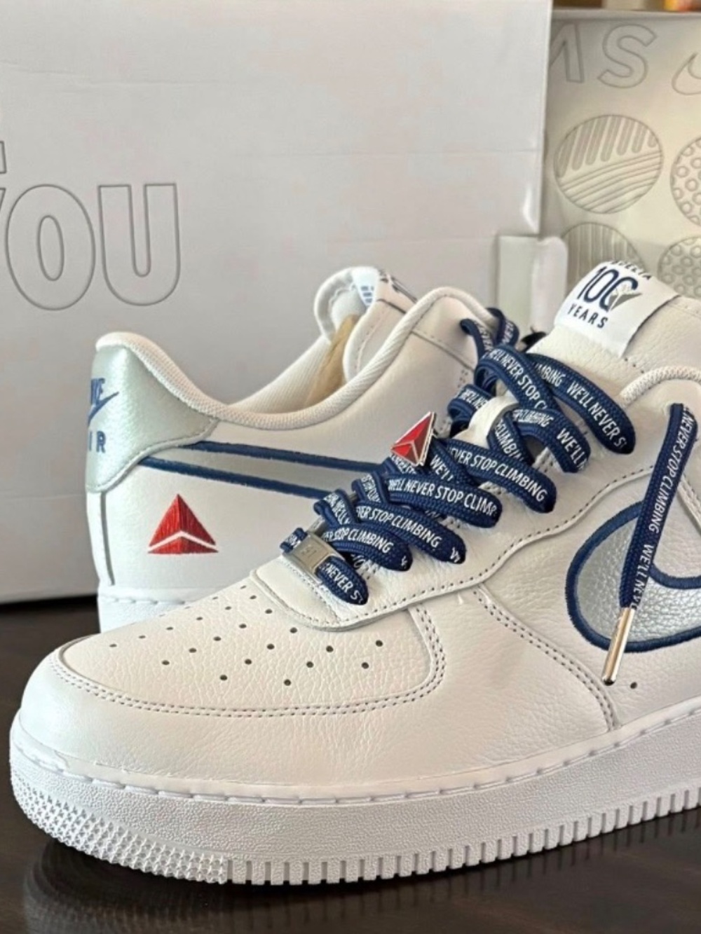 Limited Edition Delta Air Lines x Nike Air Force 1 Celebrate 100 Years - Picture 3 of 3